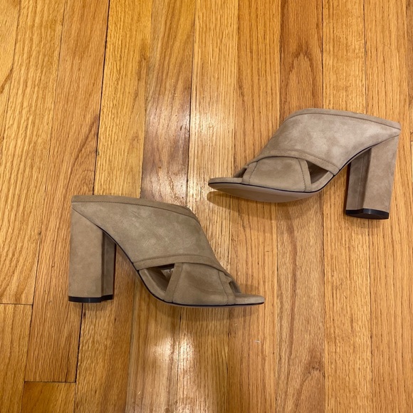 🌹SOLD🌹Stuart Weitzman Sam Nude Suede Heels - Picture 5 of 12